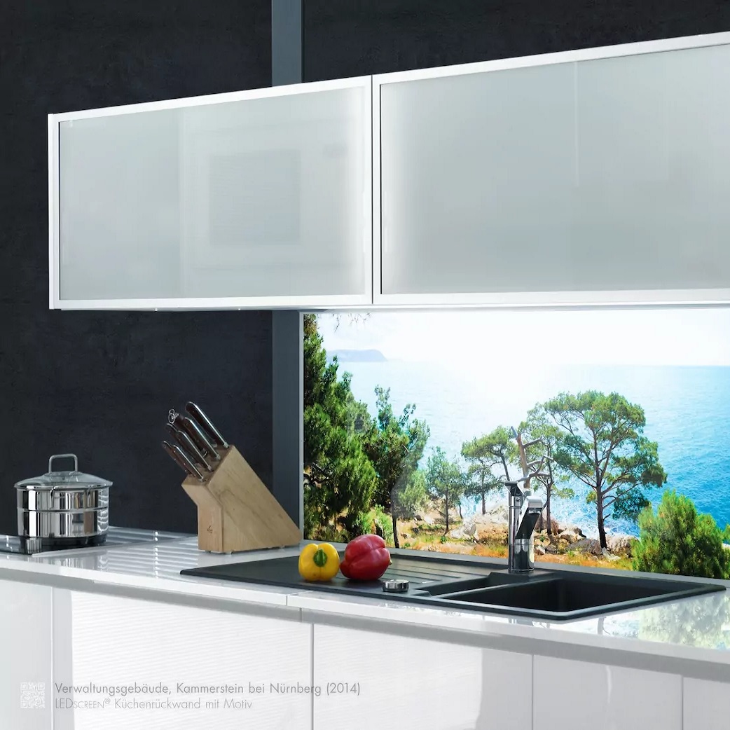 Beleuchtete Küchenrückwand mit Meerblick-Motiv in moderner, weißer Küche.