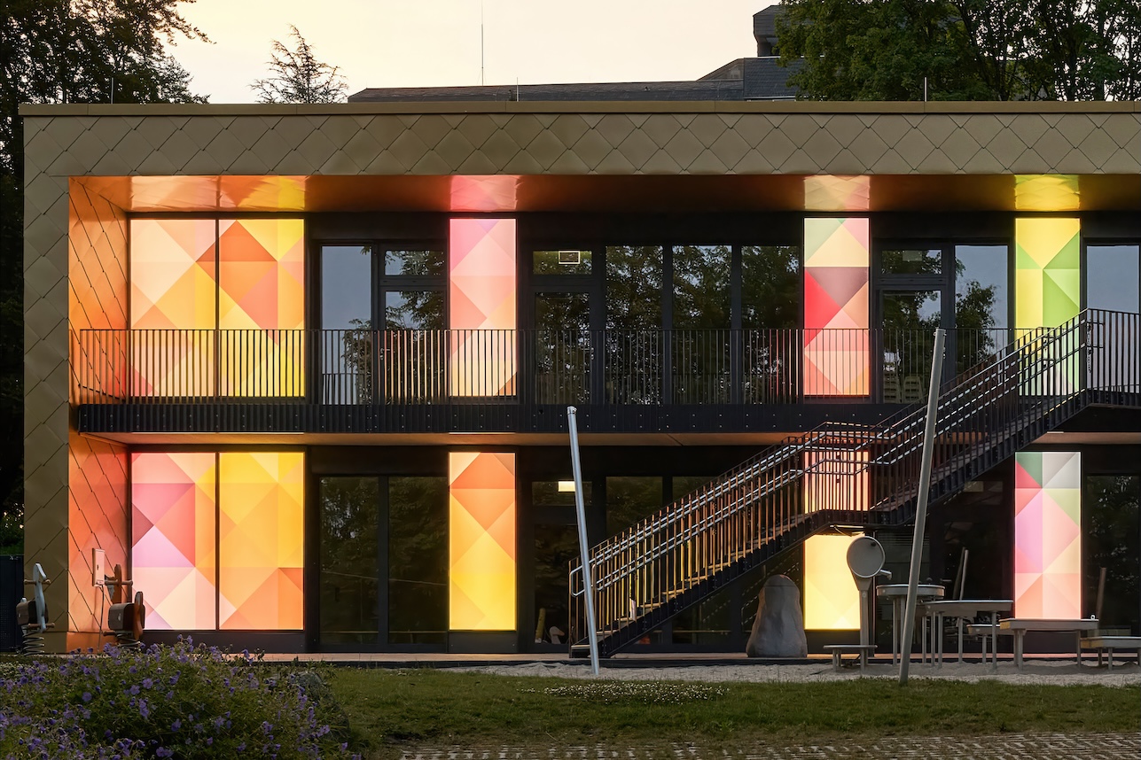 LED-Panels mit bunten geometrischen Motiven unterbrechen die Glasfront der Kita Tannenhof in Remscheid